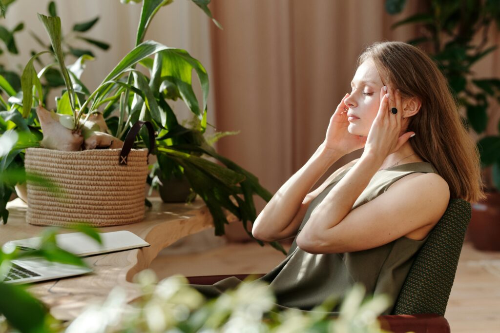 Woman with a headache, a symptom of how cortisol affects your body